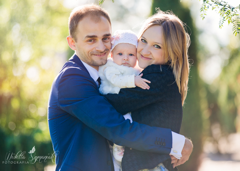 Rodzice z dzieckiem w dniu chrztu