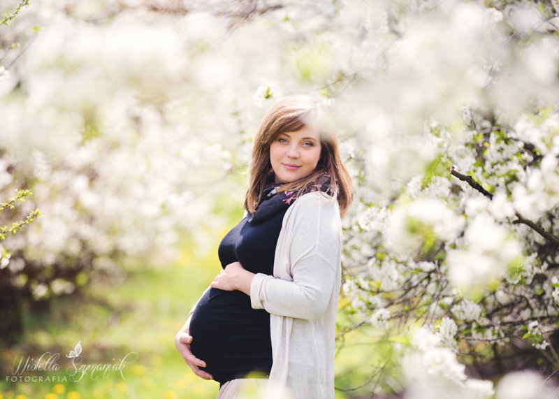 Przyszła mama w kwitnącym sadzie