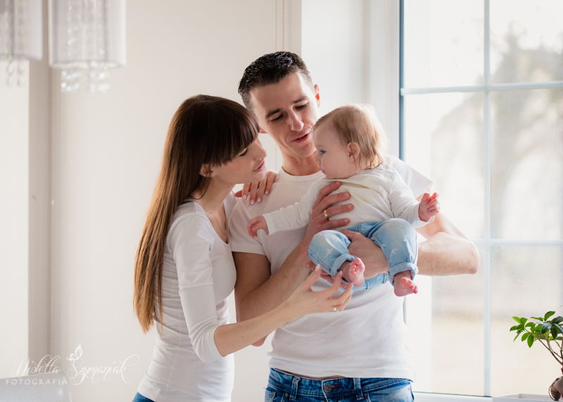 Rodzice z maluszkiem w jasnym studio